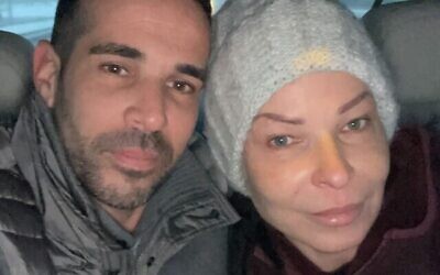 L'Israélienne Maya Reiten et son frère après sa libération de prison en Biélorussie, le 30 décembre 2021 (courtoisie).
