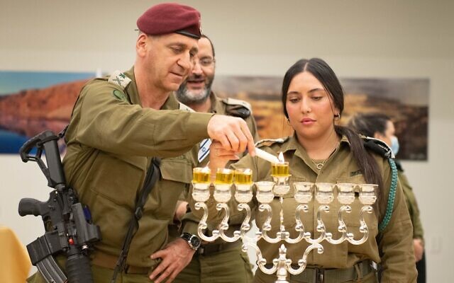 Le chef d'état-major Aviv Kohavi allume des bougies de Hanoukka avec le sergent de première classe Or Nehamia sur la base militaire de Bahad 6, le 30 novembre 2021. (Crédit : Tsahal) Le chef d'état-major Aviv Kohavi allume des bougies de Hanoukka avec le sergent de première classe Or Nehamia sur la base militaire de Bahad 6, le 30 novembre 2021. (Crédit : Tsahal)