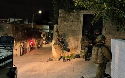 Des soldats des Tsahal opérant dans la ville palestinienne de Silat al-Harithiya en Cisjordanie, le 20 décembre 2021. (Crédit : porte-parole de Tsahal)
