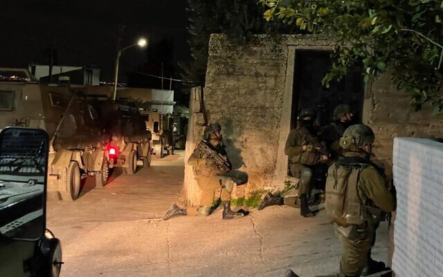 Des soldats des Tsahal opérant dans la ville palestinienne de Silat al-Harithiya en Cisjordanie, le 20 décembre 2021. (Crédit : porte-parole de Tsahal)