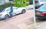 Illustration : Capture d'écran de la vidéo de l'un des deux suspects recherchés par la police dans le cadre d'un cambriolage au domicile d'Amsterdam de la star israélienne du football Eran Zahavi, le 12 décembre 2021. (Crédit : Ynet)