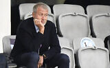 Sur cette photo d'archive datée du 16 mai 2021, le propriétaire du club de football de Chelsea, Roman Abramovich, assiste à la finale de la Ligue des champions féminine de l'UEFA contre le FC Barcelone à Göteborg, en Suède. (AP Photo/Martin Meissner, FILE)