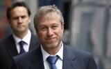 Le propriétaire du Chelsea Football Club anglais, le magnat russe Roman Abramovich, à sa sortie du tribunal de Londres, le 4 octobre 2011. (AP/File)