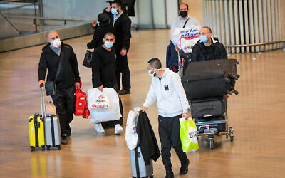 Des voyageurs se dirigent vers la zone de test COVID-19 à l'aéroport international Ben Gurion, le 28 novembre 2021. (Avshalom Sassoni/Flash90)