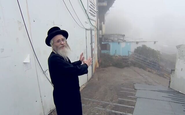 Zohar Barnea, le frère haredi du chef du Mossad David Barnea, retourne sur le site de la catastrophe du mont Meron à laquelle il a survécu plus tôt dans l'année, décembre 2021. (Capture d'écran de Channel 13).