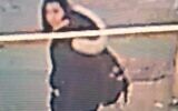 Image fixe d'une vidéo de surveillance montrant un suspect dans l'attaque au couteau d'une femme israélienne dans le quartier de Sheikh Jarrah à Jérusalem, le 8 décembre 2021. (Police israélienne)