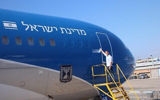 Le président du syndicat des travailleurs des industries aérospatiales israéliennes, Yaïr Katz, dévoilant l'Aile de Sion, le 8 décembre 2021. (Crédit : Syndicat des travailleurs des industries aérospatiales israéliennes) Le président du syndicat des travailleurs des industries aérospatiales israéliennes, Yaïr Katz, dévoilant l'Aile de Sion, le 8 décembre 2021. (Crédit : Syndicat des travailleurs des industries aérospatiales israéliennes)