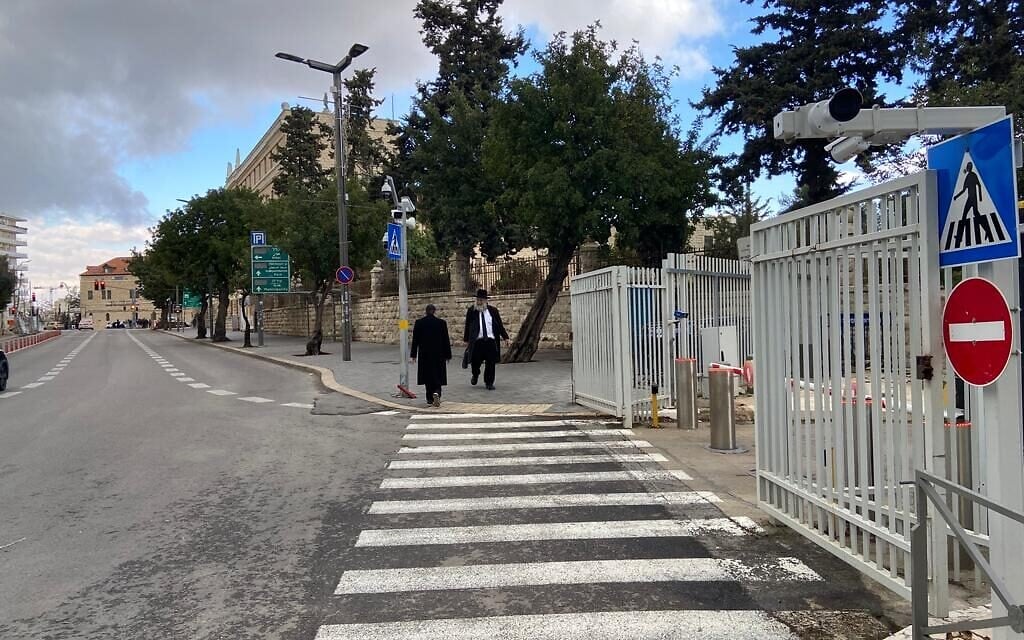 La vue sur la rue Balfour du haut de la rue Smolenskin, le 24 décembre 2021. (Crédit : David Horovitz / Times of Israel)