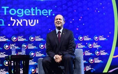 Le député du Likud Nir Barkat s'adresse au sommet national du Conseil israélo-américain le 9 décembre 2021. (Noam Galai)