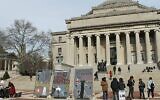 Illustration : Des étudiants anti-israéliens de l'Université Columbia ont érigé un " mur d'apartheid " factice devant les marches emblématiques de la Low Library pendant la semaine contre l'apartheid israélien, le 3 mars 2016. (Crédit : Uriel Heilman/JTA/File)