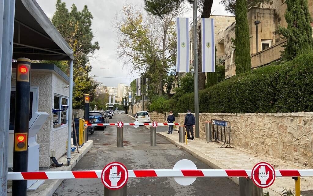 Des passants rue Smolenskin, dans la section interdite aux voitures qui mène à la rue Balfour, le 24 décembre 2021. (Crédit :  David Horovitz/Times of Israel)