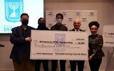 Le consul général d'Israël dans le Midwest, Yinam Cohen (2e à partir de la droite), présente une subvention à impact social au Minnesota STEM Partnership le 8 décembre 2021. (Consulat d'Israël à Chicago)