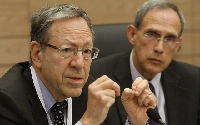 L'ancien ministre canadien de la Justice Irwin Cotler s'adressant à une commission de la Knesset, à Jérusalem, en mars 2012. (Crédit : Miriam Alster/Flash90)