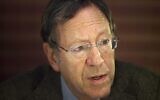 L'ancien ministre canadien de la Justice Irwin Cotler s'adresse aux médias lors d'une conférence de presse à Jérusalem, le 30 décembre 2009. (AP/Dan Balilty)
