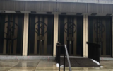 Des croix gammées peintes à la bombe sur les portes d'entrée de la Congrégation Shaar Hashomayim de Montréal, le 13 janvier 2021. (Amis du Centre Simon Wiesenthal)