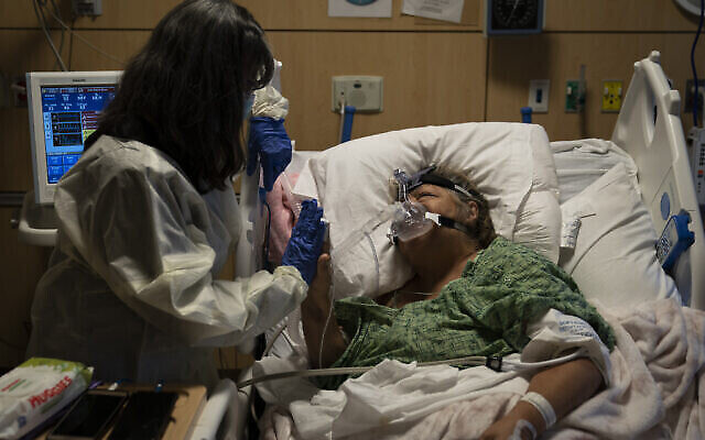 Image d'illustration : un patient atteint du coronavirus au Providence Holy Cross Medical Center de Los Angeles, vendredi 17 décembre 2021. (AP Photo/Jae C. Hong) Image d'illustration : un patient atteint du coronavirus au Providence Holy Cross Medical Center de Los Angeles, vendredi 17 décembre 2021. (AP Photo/Jae C. Hong)