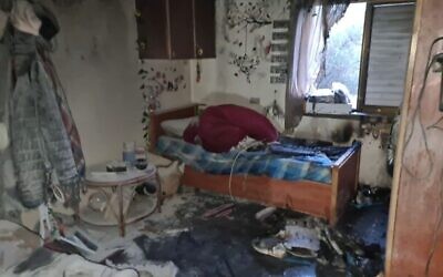 La scène où une jeune femme est décédée dans l'incendie d'une habitation à Yanuh-Jat, le 24 décembre 2021. (Crédit : Service des incendies et des secours)