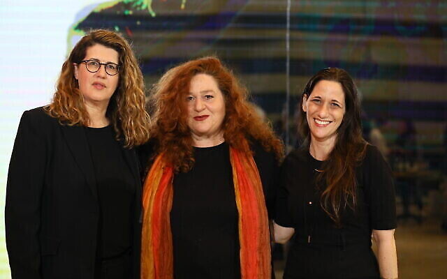 De gauche à droite : Efrat Duvdevani, directrice générale du Centre Peres pour la paix et l'innovation ; l'actrice israélienne Esti Zakheim, qui a accueilli l'événement "Miss Fix the Universe", Einat Fischer Lalo, directrice du Réseau des femmes israéliennes. (Sivan Shachor) De gauche à droite : Efrat Duvdevani, directrice générale du Centre Peres pour la paix et l'innovation ; l'actrice israélienne Esti Zakheim, qui a accueilli l'événement "Miss Fix the Universe", Einat Fischer Lalo, directrice du Réseau des femmes israéliennes. (Sivan Shachor)