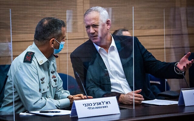Le chef d'état-major de Tsahal Aviv Kohavi, à gauche, et le ministre de la Défense Benny Gantz assistent à une réunion de la Commission de la Défense et des Affaires étrangères à la Knesset, le 19 octobre 2021. (Crédit : Yonatan Sindel/Flash90) Le chef d'état-major de Tsahal Aviv Kohavi, à gauche, et le ministre de la Défense Benny Gantz assistent à une réunion de la Commission de la Défense et des Affaires étrangères à la Knesset, le 19 octobre 2021. (Crédit : Yonatan Sindel/Flash90)