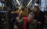 Amos Gitai (en bas) avec Keren Mor (à gauche) et Yuval Sherf, vérifiant les prises pendant le tournage de "Jerusalem Light Rail". Le réalisateur sera honoré lors du Film de la Solidarité et des Droits de l'Homme du 9 au 18 décembre 2021 pour ses 40 ans de films sur les droits de l'homme (Courtesy Amos Gitai)