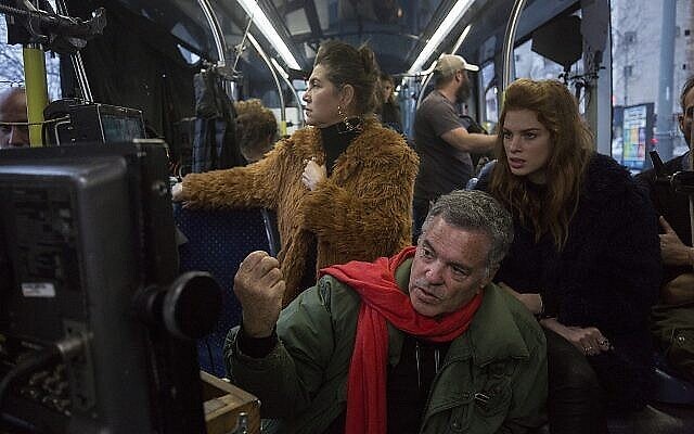 Amos Gitai (en bas) avec Keren Mor (à gauche) et Yuval Sherf, vérifiant les prises pendant le tournage de "Jerusalem Light Rail". Le réalisateur sera honoré lors du Film de la Solidarité et des Droits de l'Homme du 9 au 18 décembre 2021 pour ses 40 ans de films sur les droits de l'homme (Courtesy Amos Gitai) Amos Gitai (en bas) avec Keren Mor (à gauche) et Yuval Sherf, vérifiant les prises pendant le tournage de "Jerusalem Light Rail". Le réalisateur sera honoré lors du Film de la Solidarité et des Droits de l'Homme du 9 au 18 décembre 2021 pour ses 40 ans de films sur les droits de l'homme (Courtesy Amos Gitai)