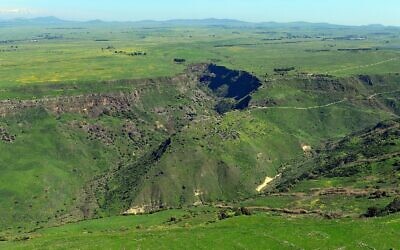 Vue aérienne de Gamla sur le plateau du Golan. (Crédit : AVRAMGR, CC BY-SA 4.0, Wikimedia Commons)