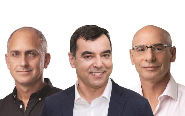 De gauche à droite : Le PDG de One Zero, Gal Bar Dea, le fondateur Amnon Shashua et le président Shuki Oren. (Crédits : Yanai Yechiel/Yonatan Hefner)