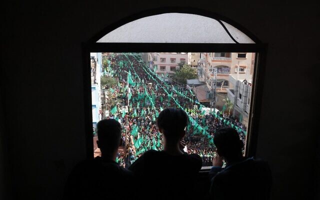 Des personnes participent à un rassemblement dans le camp de réfugiés de Jabaliya, dans la bande de Gaza, à l'occasion du 34e anniversaire de la fondation du Hamas, qui dirige l'enclave côtière, le 10 décembre 2021. (Mohammed ABED / AFP)
