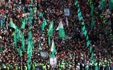 Des personnes participent à un rassemblement dans le camp de réfugiés de Jabaliya, dans la bande de Gaza, à l'occasion du 34e anniversaire de la fondation du Hamas, qui dirige l'enclave côtière, le 10 décembre 2021. (Mohammed ABED / AFP)
