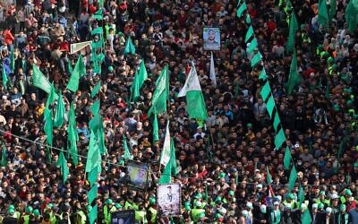 Des personnes participent à un rassemblement dans le camp de réfugiés de Jabaliya, dans la bande de Gaza, à l'occasion du 34e anniversaire de la fondation du Hamas, qui dirige l'enclave côtière, le 10 décembre 2021. (Mohammed ABED / AFP)