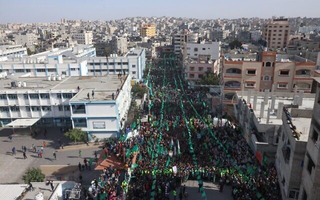 Des personnes participent à un rassemblement dans le camp de réfugiés de Jabaliya, dans la bande de Gaza, à l'occasion du 34e anniversaire de la fondation du Hamas, qui dirige l'enclave côtière, le 10 décembre 2021. (Mohammed ABED / AFP)