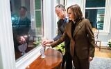 La vice-présidente américaine Kamala Harris, à gauche, et son époux Douglas Emhoff, le deuxième gentilhomme, allument une ménorah lors de la première nuit de Hanoukka dans leur maison à Washington, DC, le 28 novembre 2021. (Crédit: Twitter)