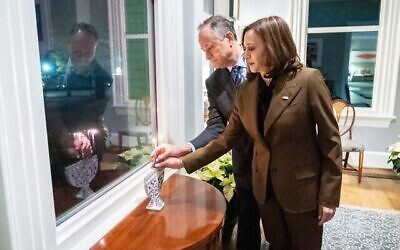 La vice-présidente américaine Kamala Harris, à gauche, et son époux Douglas Emhoff, le deuxième gentilhomme, allument une ménorah lors de la première nuit de Hanoukka dans leur maison à Washington, DC, le 28 novembre 2021. (Crédit: Twitter)