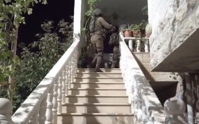Des soldats de Tsahal effectuent des raids d'arrestation dans la région de Hébron. (Capture d'écran Channel 13) Des soldats de Tsahal effectuent des raids d'arrestation dans la région de Hébron. (Capture d'écran Channel 13)
