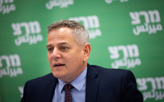 Le ministre de la Santé Nitzan Horowitz dirige une réunion de faction du parti Meretz à la Knesset, le 13 décembre 2021. (Crédit : Yonatan SindelFlash90)