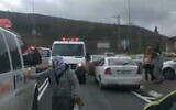 Des ambulances sur les lieux d'un dépit de fuite apparent sur la Route 60 après de la ville de Sinjil, en Cisjordanie, le 24 décembre 2021. (Capture d'écran :  Twitter)
