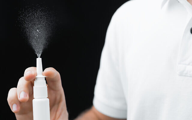 Photo d'illustration : Un homme actionne un spray nasal. (Crédit : Malikov Aleksandr; iStock by Getty Images)