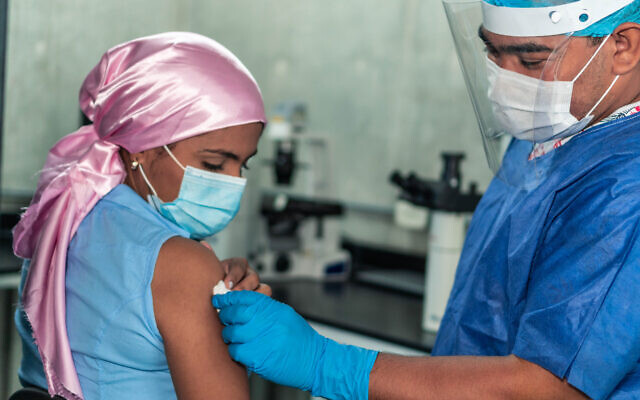 Une femme atteinte d'un cancer reçoit un vaccin contre le coronavirus. (Crédit : Hector Pertuz via iStock by Getty Images) Une femme atteinte d'un cancer reçoit un vaccin contre le coronavirus. (Crédit : Hector Pertuz via iStock by Getty Images)