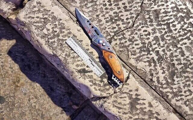 Le couteau qui a servi à l'attaque du 4 décembre 2021 dans le centre de Jérusalem. (Crédit : Police israélienne) Le couteau qui a servi à l'attaque du 4 décembre 2021 dans le centre de Jérusalem. (Crédit : Police israélienne)