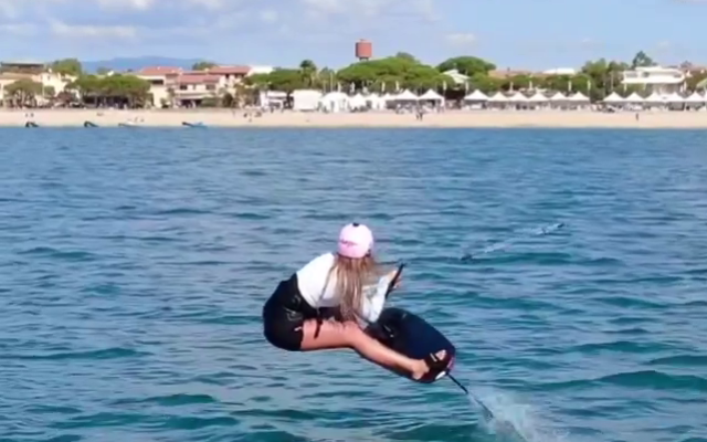 Gal Zukerman est vue en train de faire du kitesurf. (Capture d'écran : Instagram).