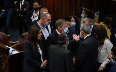 Les législateurs se disputent à la Knesset, 29 décembre 2021 (Porte-parole de la Knesset/Noam Moskowitz)