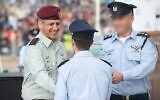 Le chef de l'armée israélienne, Aviv Kohavi, serre la main d'un diplômé lors d'une cérémonie marquant la fin du cours de pilotage de l'armée de l'air israélienne, sur la base aérienne de Hatzerim, dans le sud d'Israël, le 22 décembre 2021. (Tsahal)
