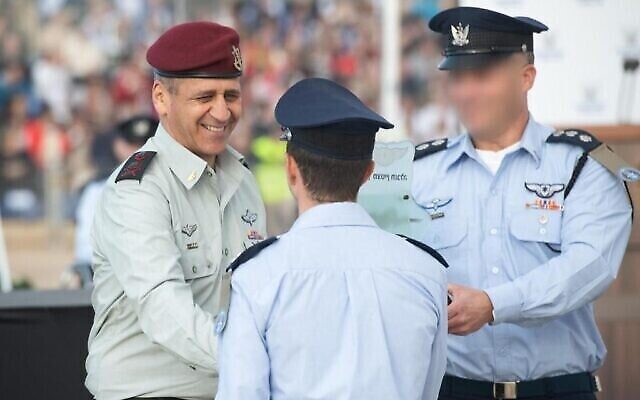 Le chef de l'armée israélienne, Aviv Kohavi, serre la main d'un diplômé lors d'une cérémonie marquant la fin du cours de pilotage de l'armée de l'air israélienne, sur la base aérienne de Hatzerim, dans le sud d'Israël, le 22 décembre 2021. (Tsahal) Le chef de l'armée israélienne, Aviv Kohavi, serre la main d'un diplômé lors d'une cérémonie marquant la fin du cours de pilotage de l'armée de l'air israélienne, sur la base aérienne de Hatzerim, dans le sud d'Israël, le 22 décembre 2021. (Tsahal)