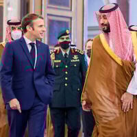 Le prince héritier saoudien Mohammed bin Salman (à droite) salue le président français Emmanuel Macron (à gauche) à son arrivée à Jiddah, en Arabie saoudite, le 4 décembre 2021. (Bandar Aljaloud/Palais royal saoudien via AP)