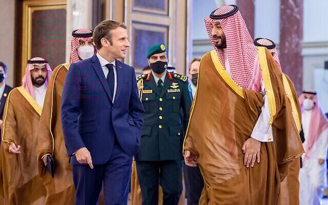 Le prince héritier saoudien Mohammed bin Salman (à droite) salue le président français Emmanuel Macron (à gauche) à son arrivée à Jiddah, en Arabie saoudite, le 4 décembre 2021. (Bandar Aljaloud/Palais royal saoudien via AP) Le prince héritier saoudien Mohammed bin Salman (à droite) salue le président français Emmanuel Macron (à gauche) à son arrivée à Jiddah, en Arabie saoudite, le 4 décembre 2021. (Bandar Aljaloud/Palais royal saoudien via AP)