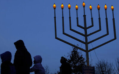 Illustration : Des personnes passent devant une grande menorah parrainée par le Lubavitcher Center, lors de la célébration de Hanoukka à Philadelphie, le 18 décembre 2009. (AP Photo/Matt Rourke)