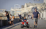 Des Israéliens profitent du port de Tel Aviv le 7 septembre 2021. (Nati Shohat/Flash90)