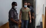 Yotam Okon (au centre) arrive au tribunal de première instance de Tel Aviv, le 30 décembre 2021. (Capture d'écran/Walla)