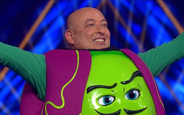 L'ancien vice-directeur du ministère de la Santé Itamar Grotto dans le costume du "Pois" dans l'émission du "Chanteur masqué", le 25 octobre 2021. (Crédit : Keshet 12)