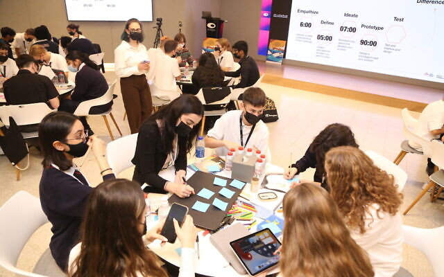 Des étudiants d'un programme d'échange universitaire à Dubaï, le 12 décembre 2021. (Crédit : Barak Alkobi). Des étudiants d'un programme d'échange universitaire à Dubaï, le 12 décembre 2021. (Crédit : Barak Alkobi).